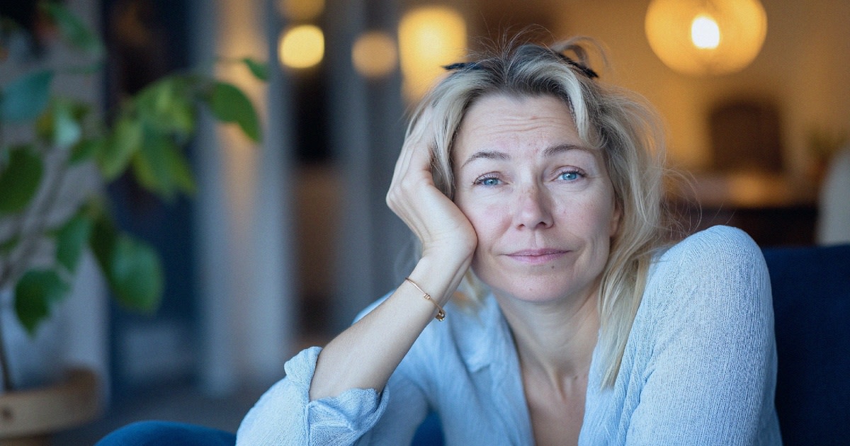 Nainen tuumailee.