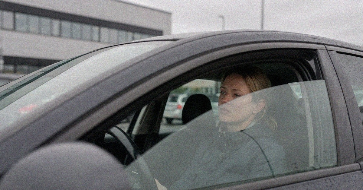 Uupunut ihminen istuu hiljaa keskeneräisten arkiaskareiden äärellä