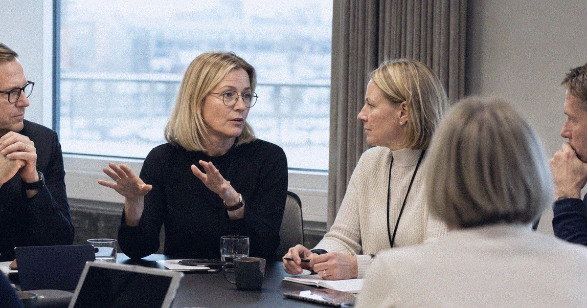 Naiset ja miehet osallistuvat pörssiyhtiön hallituksen kokoukseen.