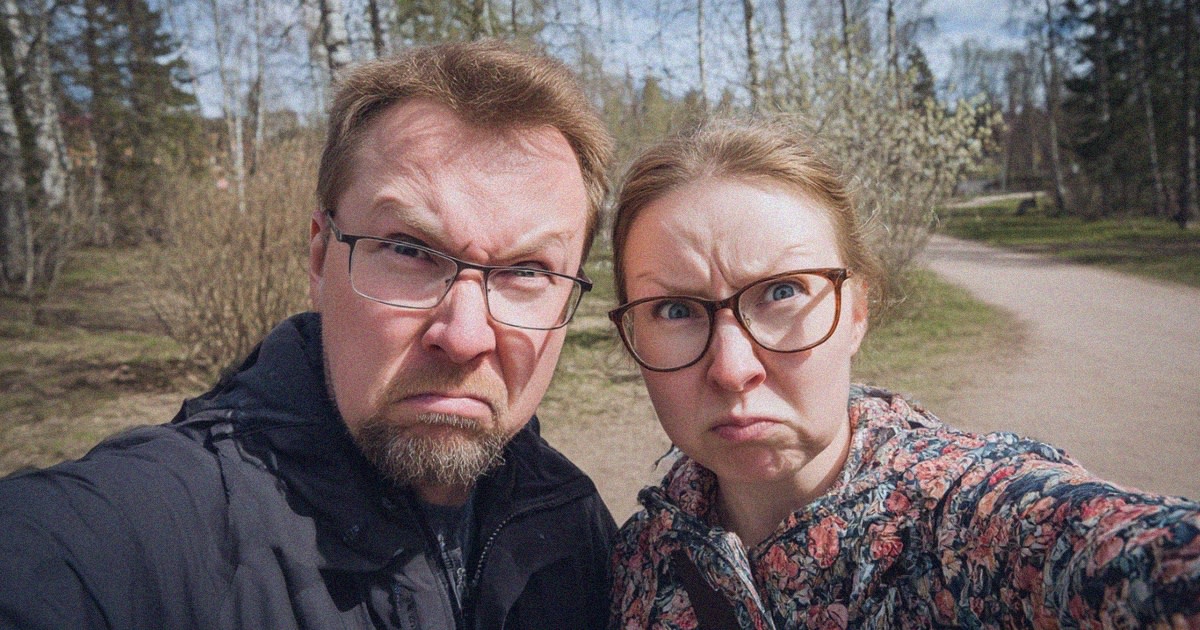 Pariskunta ulkoilee.