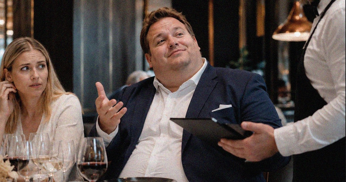 Mies pröystäilee ravintolassa