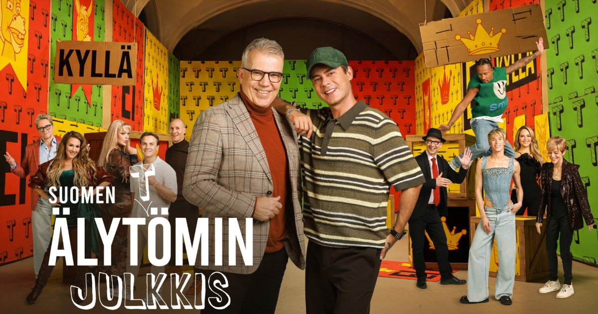 Niko Saarinen ja Keijo Leppänen seisovat Suomen älyttömin julkkis -ohjelman värikkäässä studiossa.