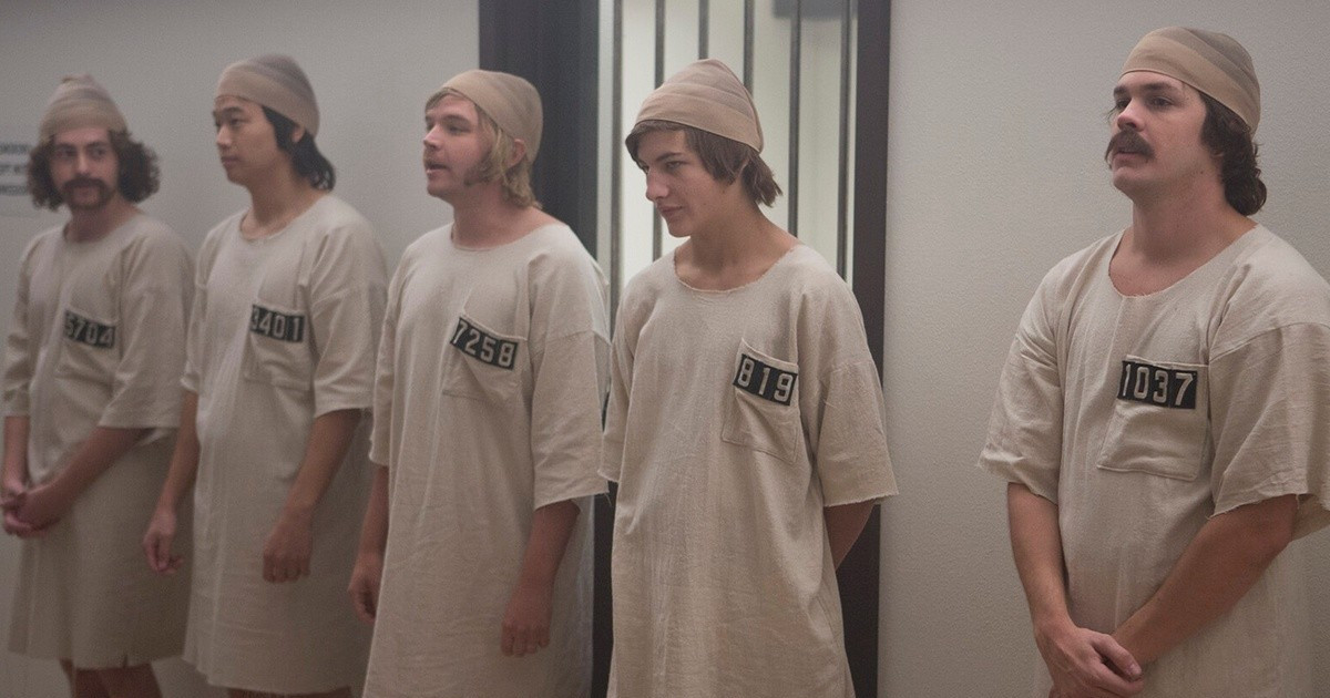 The New Stanford Prison Experiment -sarjan osallistujia vankilan yhteistilassa.