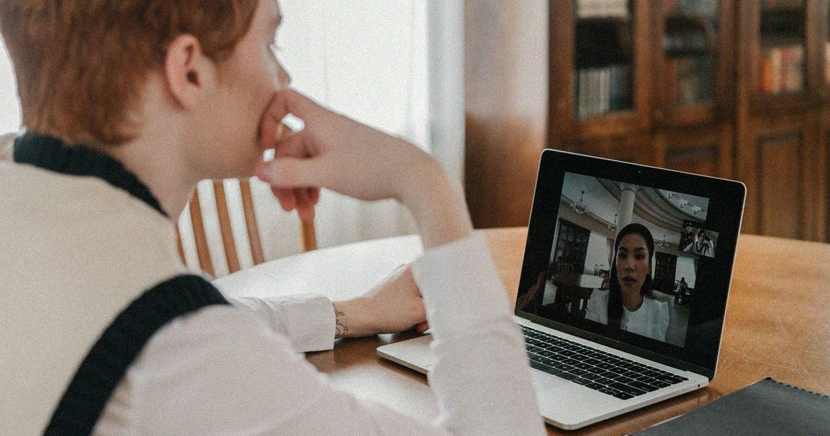 Mies kannettavalla tietokoneella videopuhelussa.