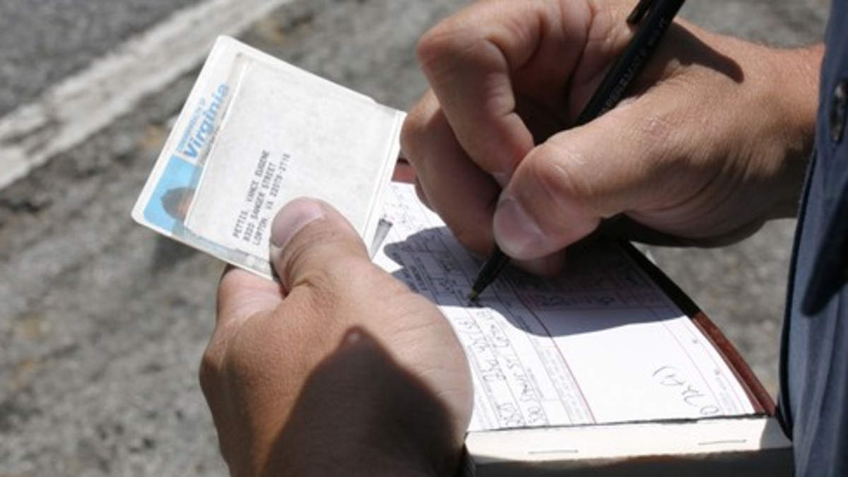 Autokuskille sakko vierustoverin toistuvasta katsomisesta