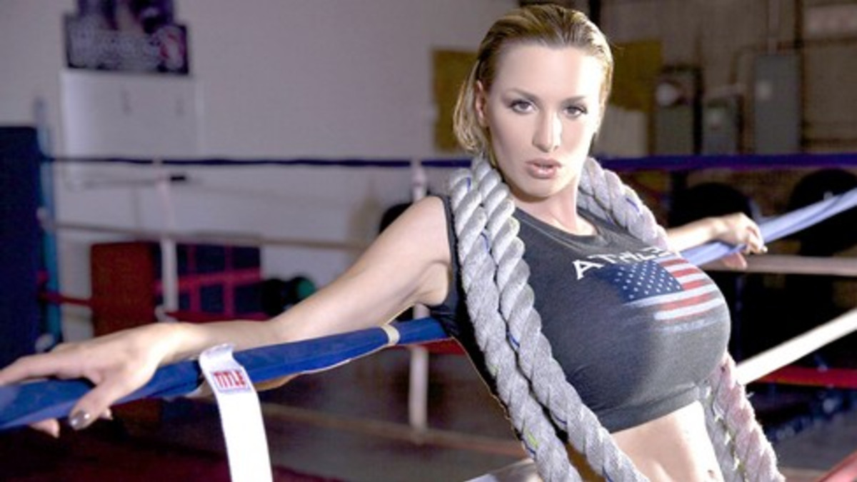 Povipommi Jordan Carver esittelee muotojaan salilla