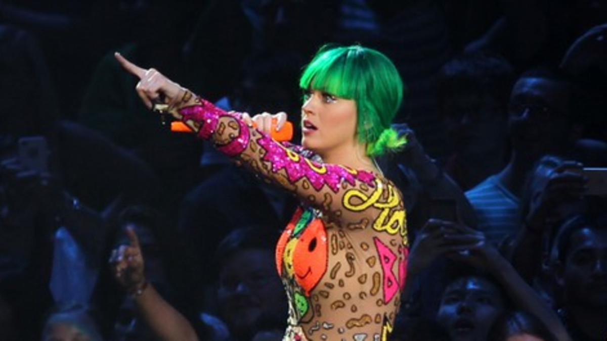Katy Perryn muodot show-asuissa: seksikästä ja hauskaa