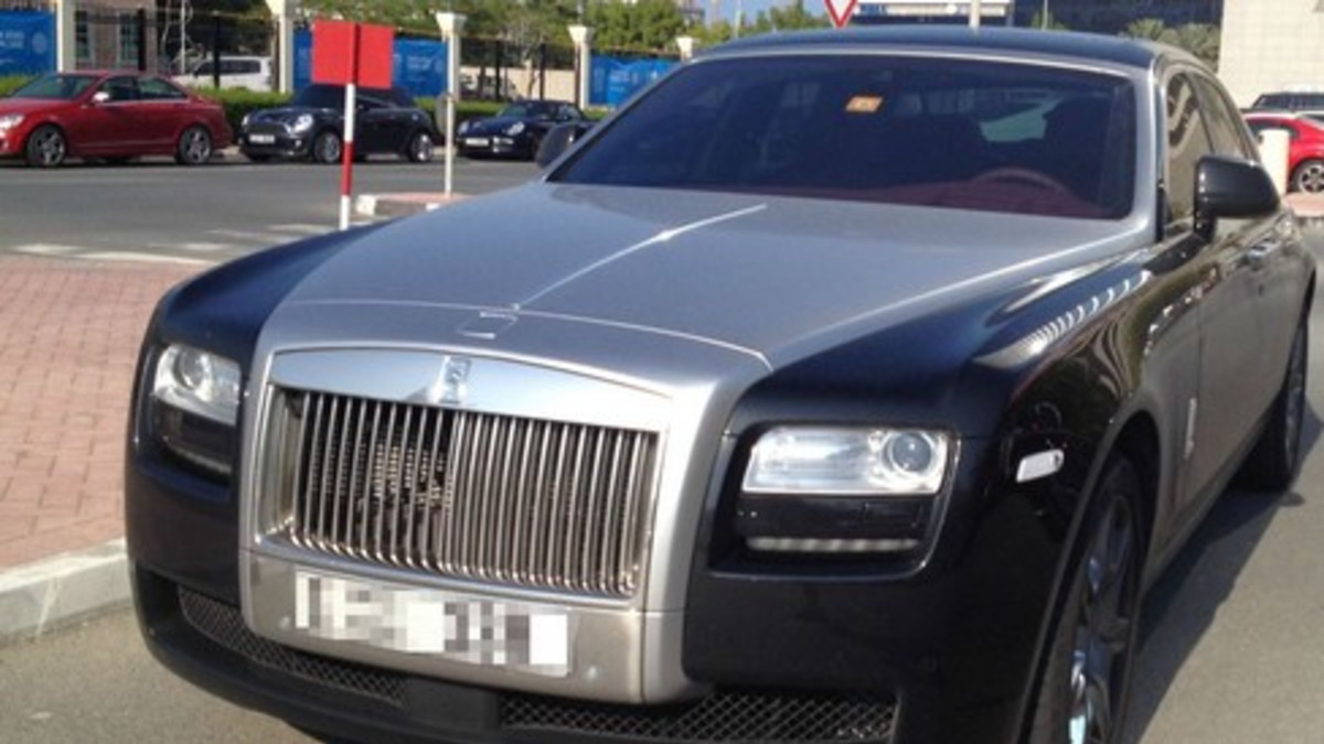 Valokuvaaja kävi Dubain yliopiston parkkipaikalla - uskomaton kokoelma loistoautoja