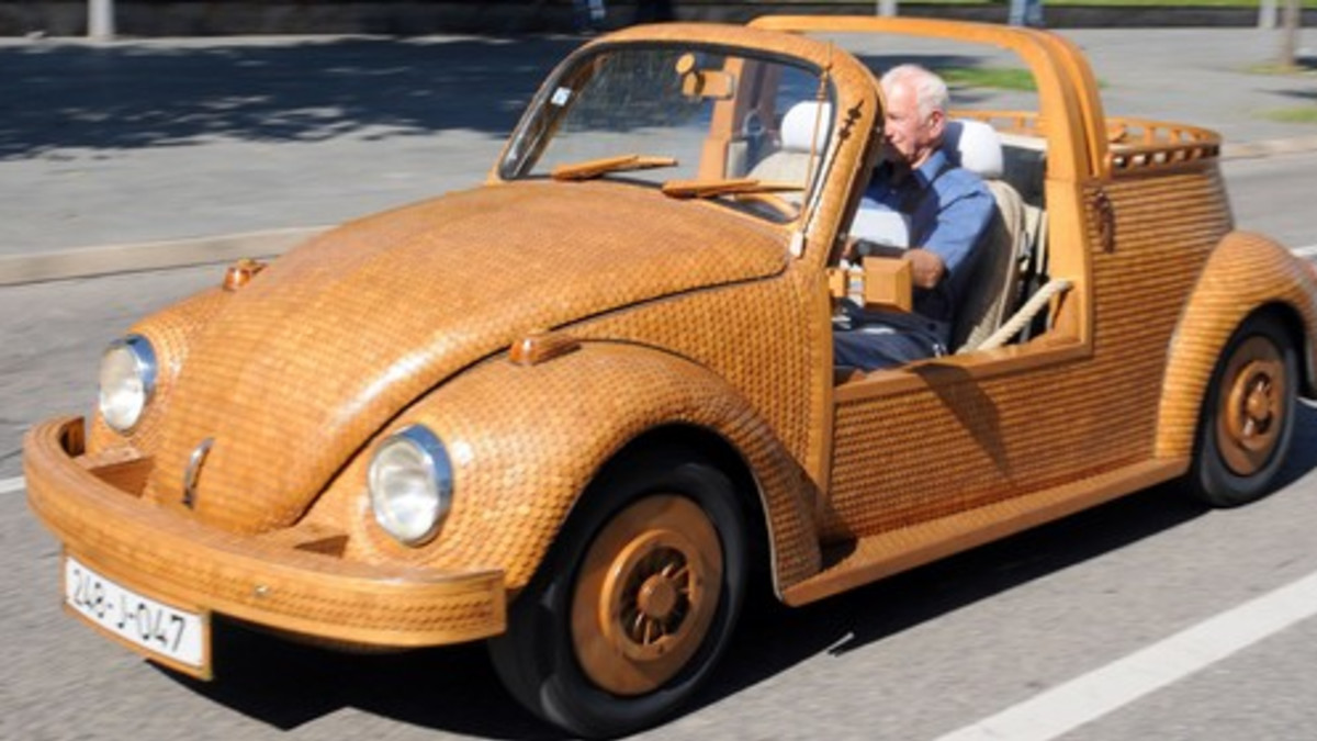 Mies rakensi puusta ajokelpoisen Volkswagen Beetlen