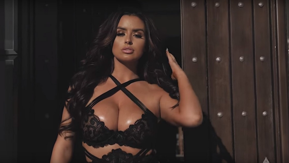 Povipommi Abigail Ratchford loksauttaa leuat kurveillaan