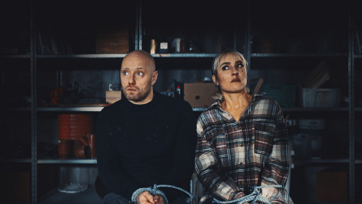 Netflix nyt: Tommy Wirkolan kauhukomedia Aina kuolemaan asti - Noomi Rapace ja Aksel Hennie tähdittävät
