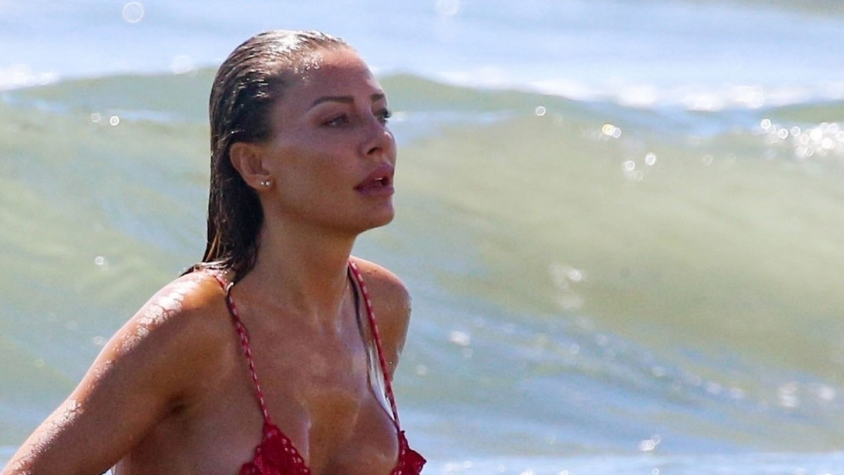 Huh, mikä bikinihottis! Italialaismalli Alessia Tedeschi häikäisee rannalla