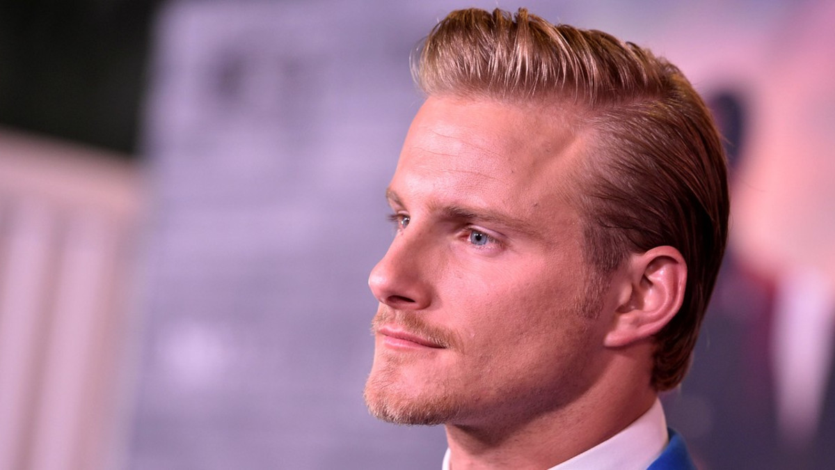 Viikingit-sarjan Björn Rautakylki eli Alexander Ludwig tyylikkäänä Bad Boys for Life -ensi-illassa