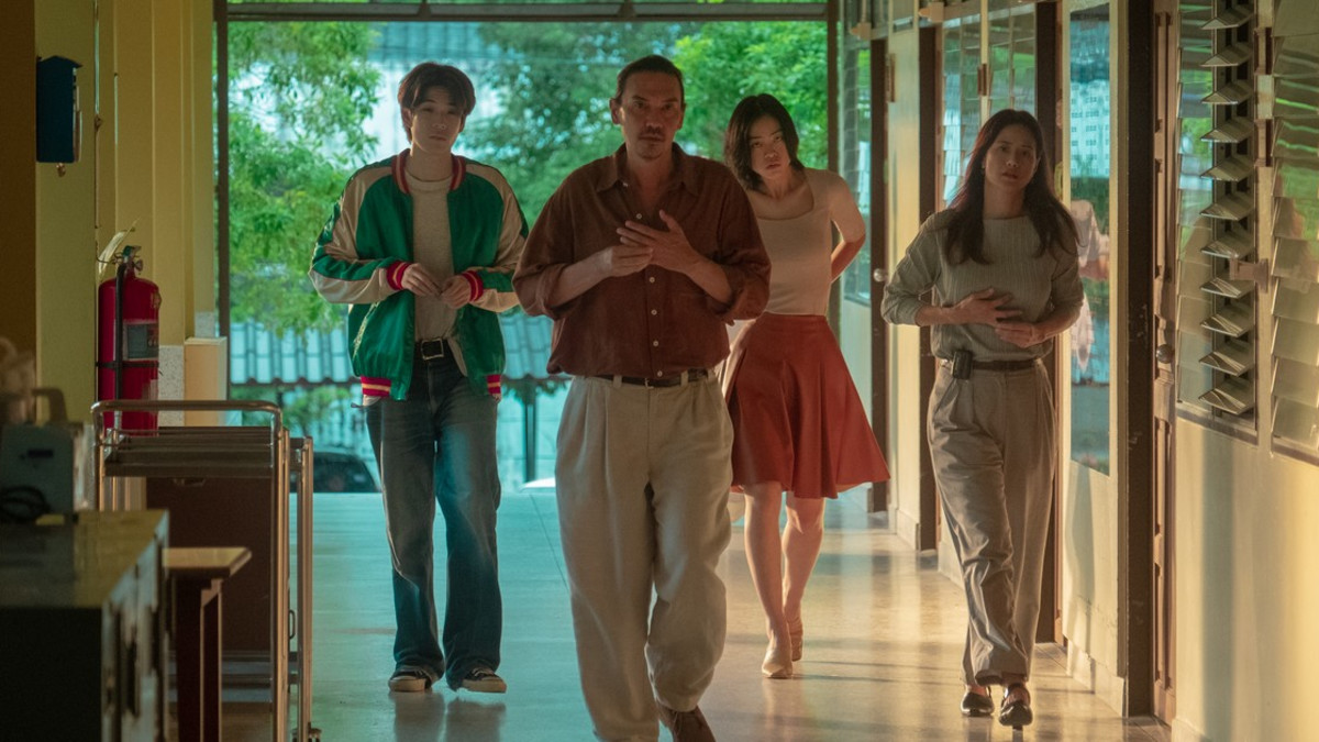Netflix-sarja Analog Squad tutkailee vuotta 1999 ja miten helppoa vielä silloin oli muodostaa valeperhe
