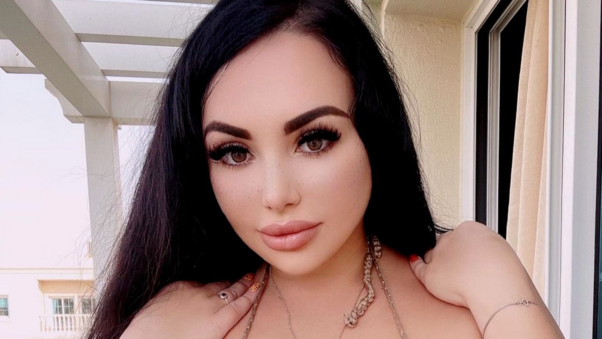 Taiteilija Anastasia Berthier ryhtyi OnlyFans-malliksi - "Kurvini ovat luomua ja 75K"