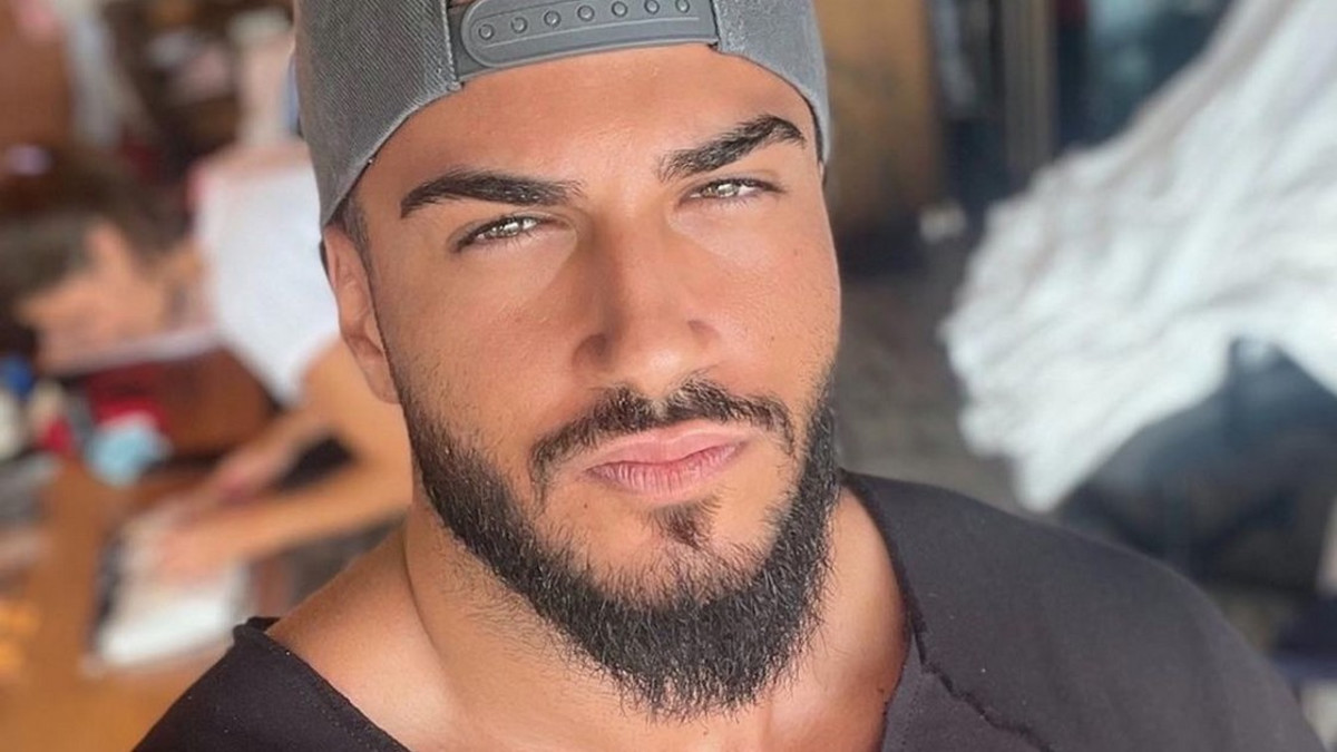 Love Island -komistus Cristian T Costin on raamikas näky