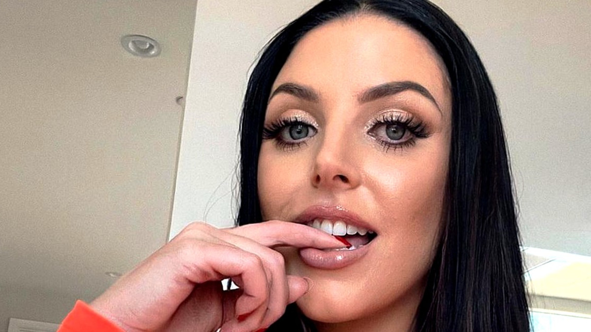 Pienet ovat bikinit povipommilla! Angela White ei jätä kylmäksi Instagram-kuvillaan