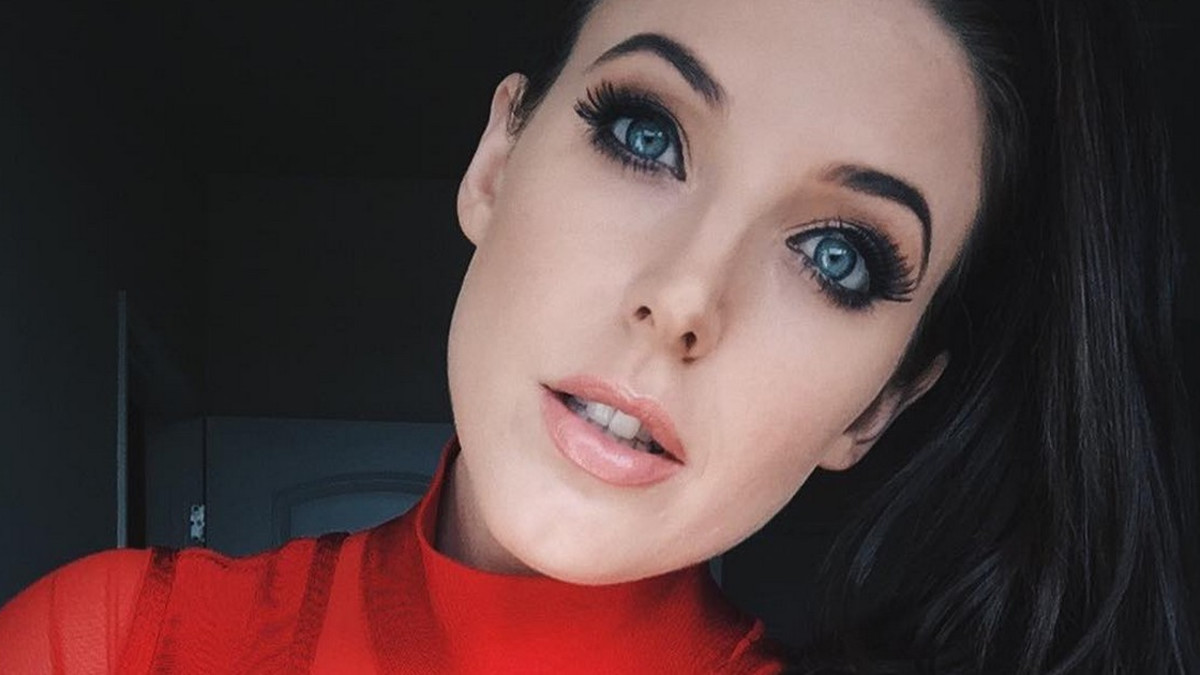 Australian suosittu kurvikaunotar Angela White kuumempana kuin koskaan