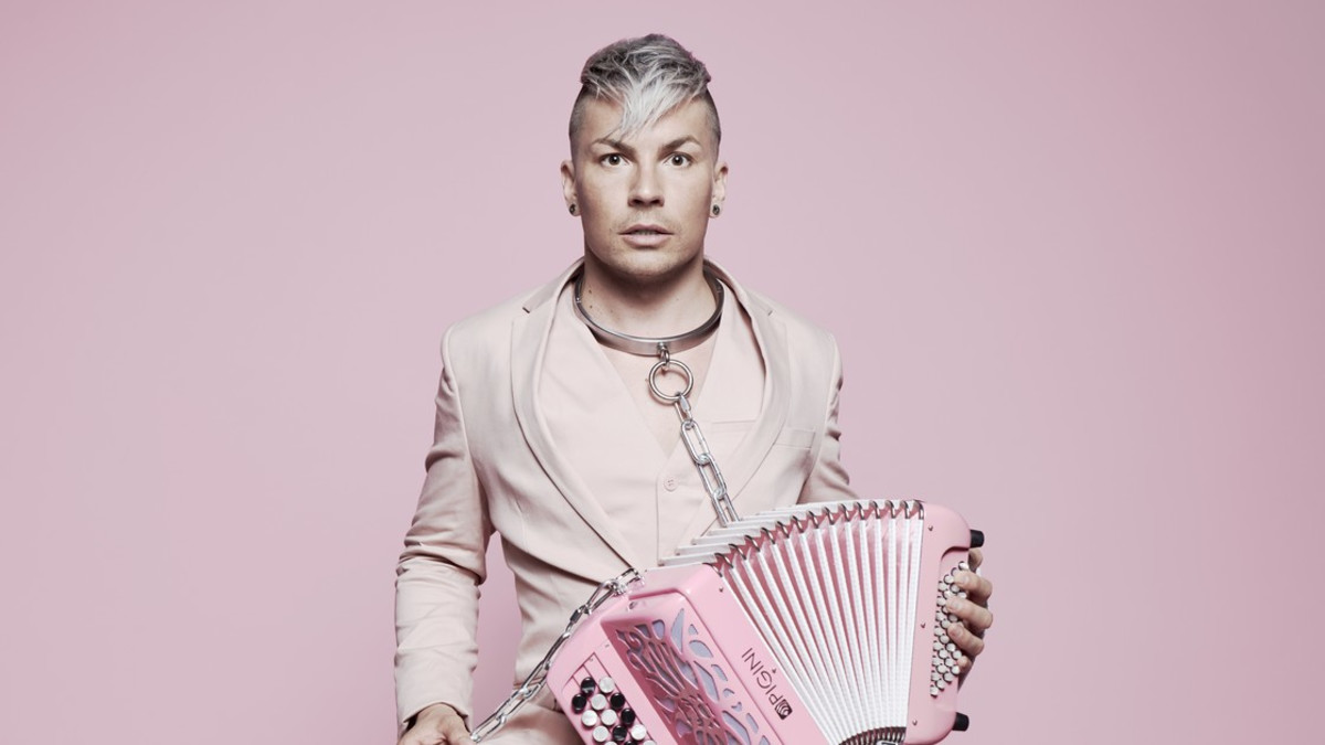 Antti Tuisku esittelee koko käsivarrenkokoista tatuointiaan