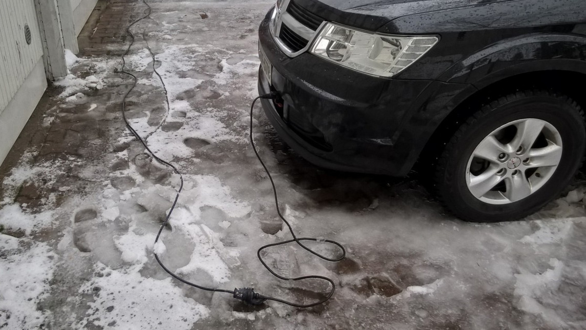 STUL muistuttaa: näin lämmität autoasi turvallisesti - "Liian usein näkee loskassa lojuvan jatkojohdon"