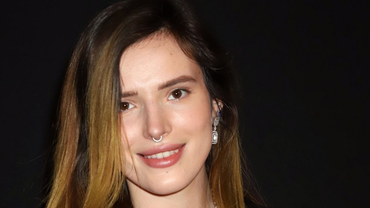 21-vuotias kohukaunotar Bella Thorne ei ujostele - kaula-aukko kiinnitti huomion