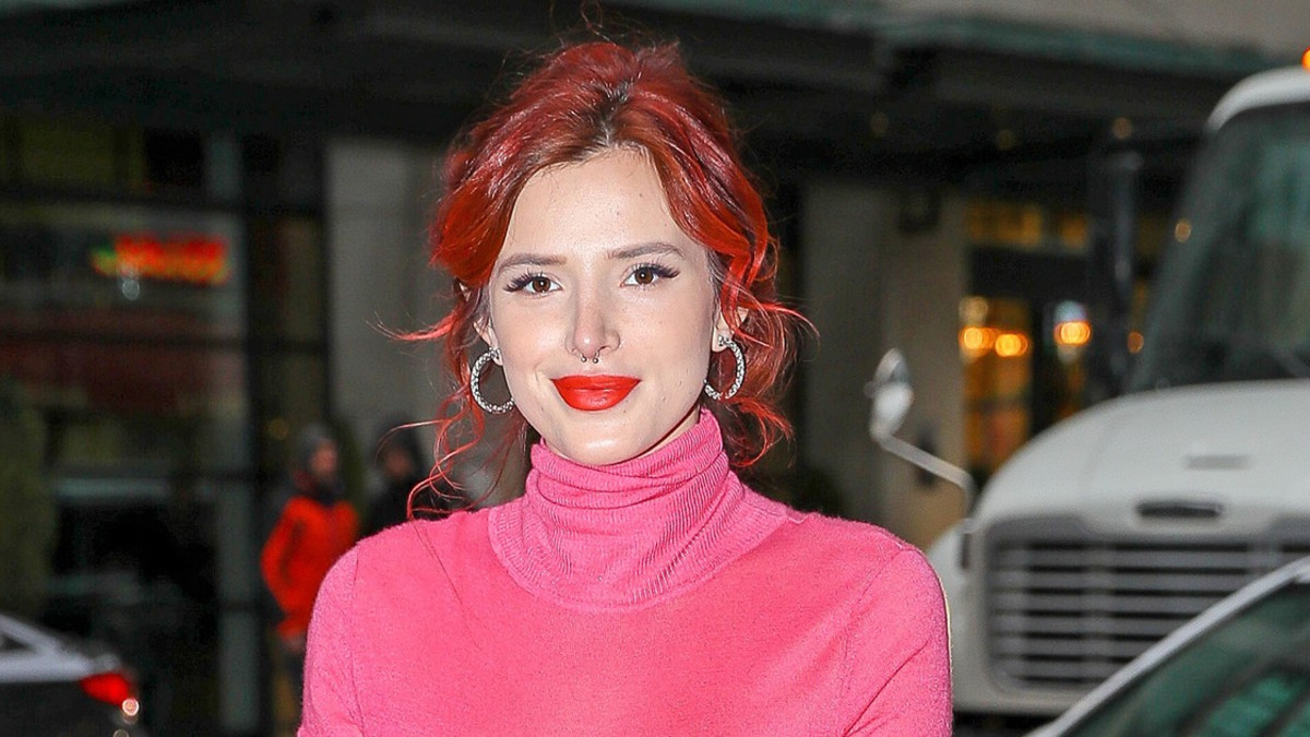 Kohunäyttelijätär Bella Thorne paljastelee nyt Steve Aoki -musiikkivideolla