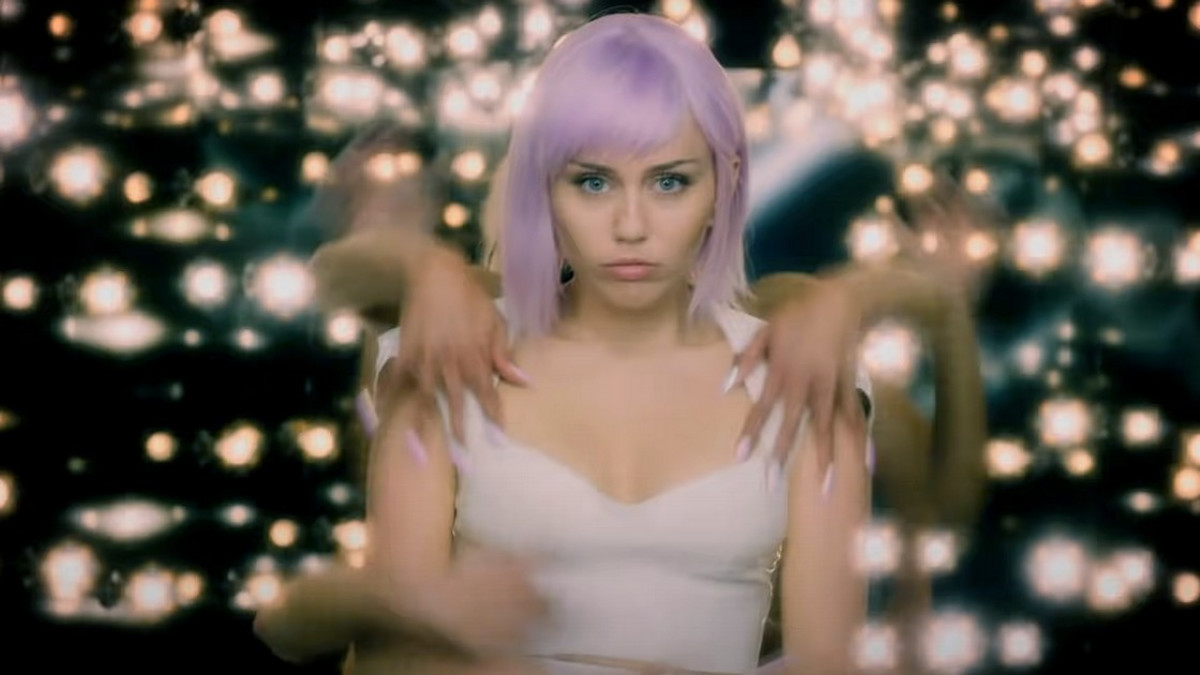 Miley Cyrus kertoo: Kotini tuhoutui tulipalossa Black Mirror -kuvausten aikana
