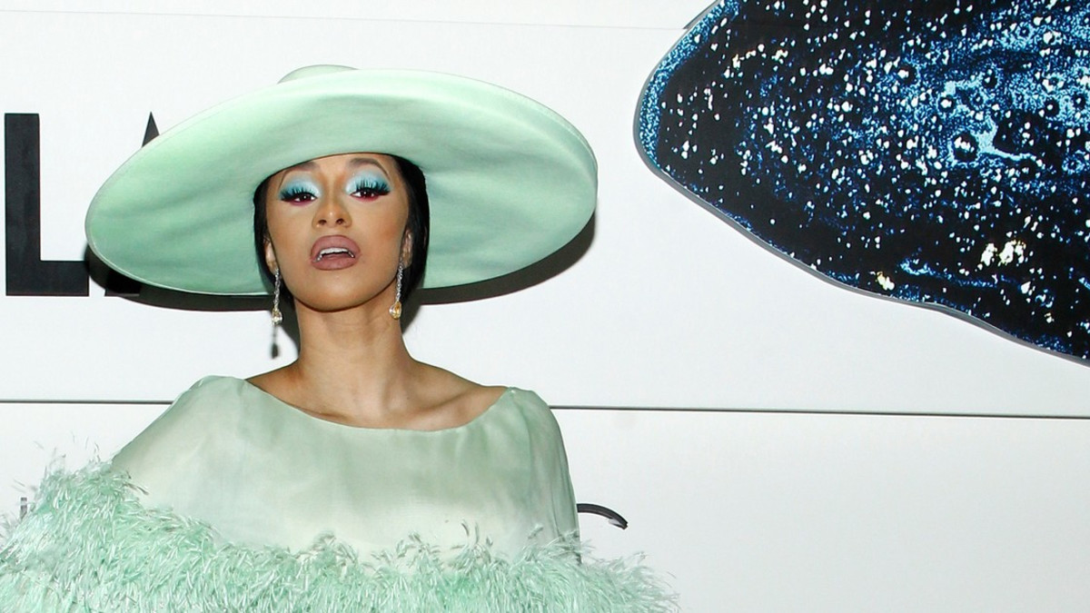 Jättipeppu vilkkui! Tyylikkäästi pukeutunut Cardi B ei välittänyt vilautuksista