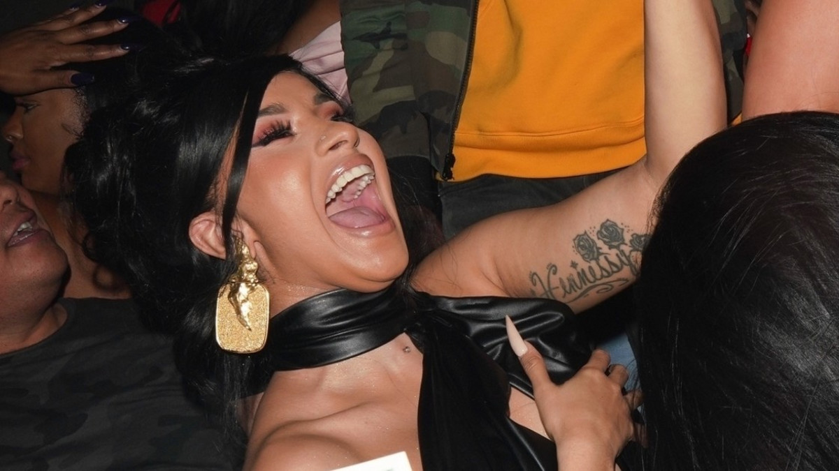 Oho! Cardi B kuvattiin strippiklubilla - hauskaa näytti olevan!