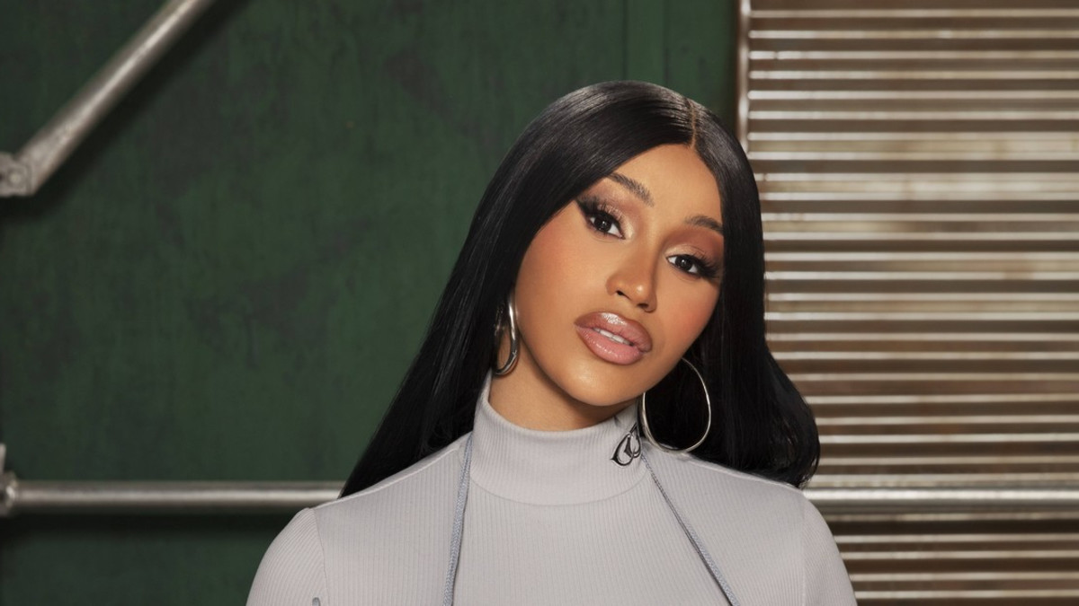 Huh, mitä kurveja ja lenkkareita! Cardi B poseeraa Reebok-merkeissä