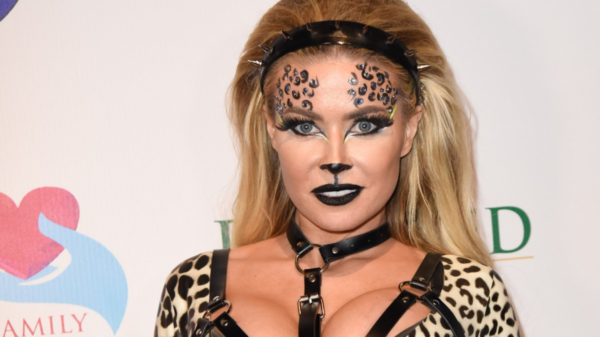 Uhkea povi framilla! Playboy-hottis Carmen Electra huumaa yhä