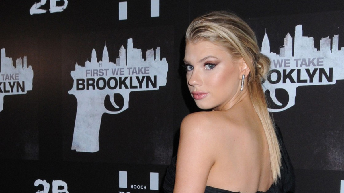 Kurvikaunotar Charlotte McKinney hehkui jälleen