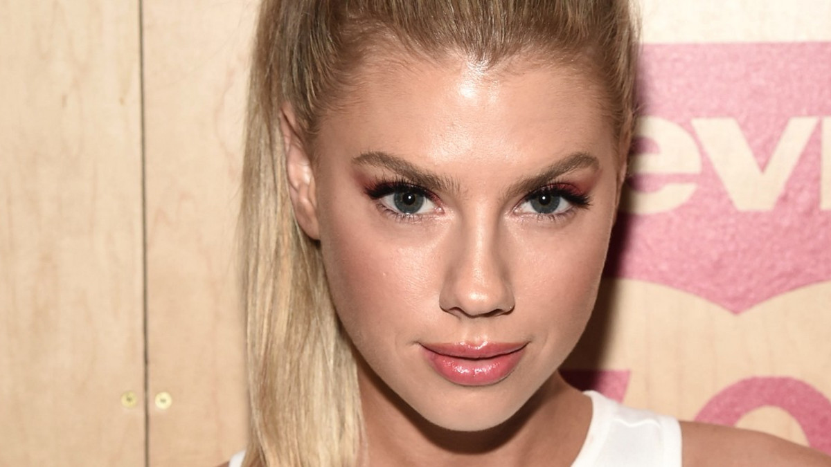 Povipommi Charlotte McKinney valloitti kireässä topissa