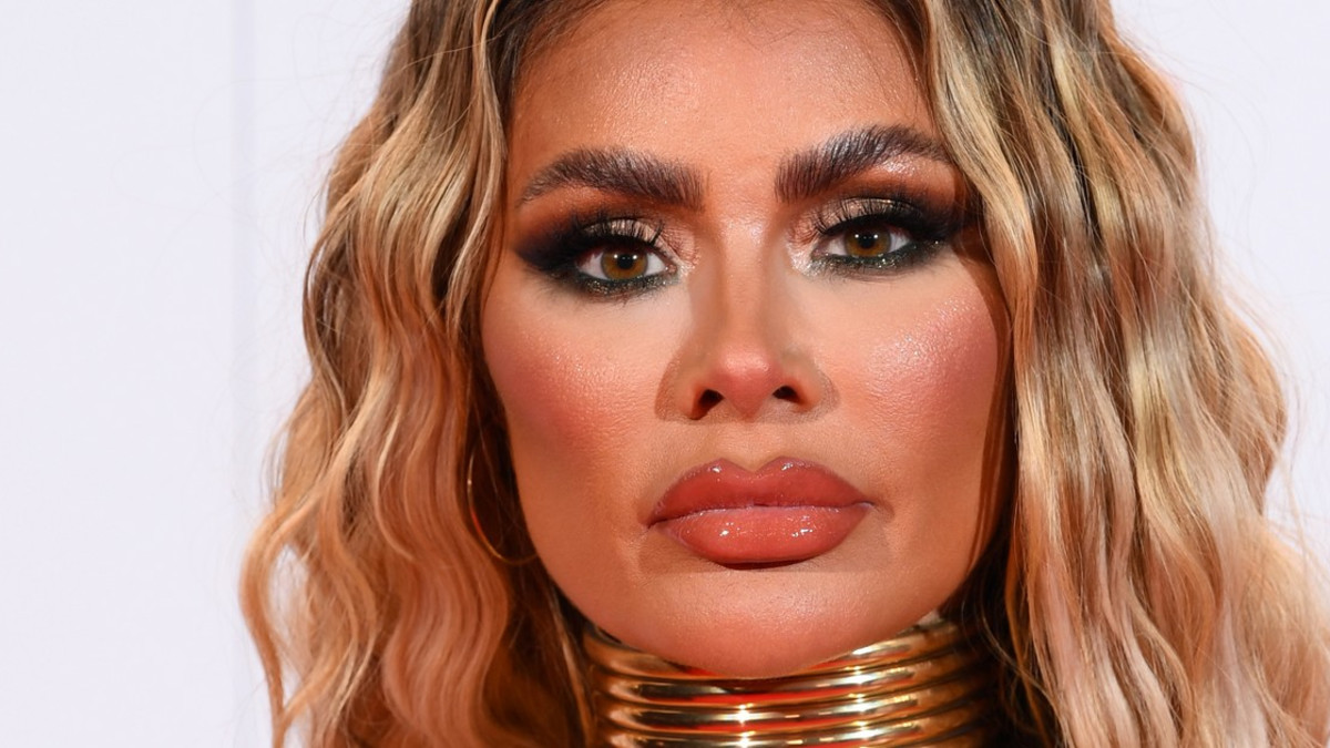 Oho, mikä valtava povi! Uhkea Chloe Sims loksautti leuat gaalatunnelmissa