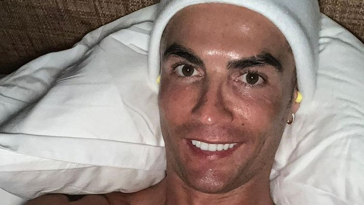 Cristiano Ronaldo huvittaa tuoreella sänkykuvallaan: "Arvaa, mitä olen tekemässä?"