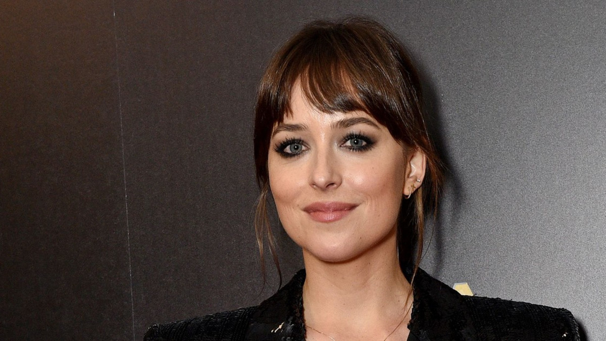 Rinnat näkyivät läpi topista! Hollywood-kaunotar Dakota Johnson käänsi päät
