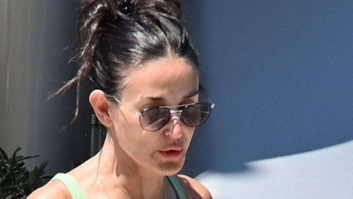 Demi Moore, 60, viiletti bikineissä Kreikassa