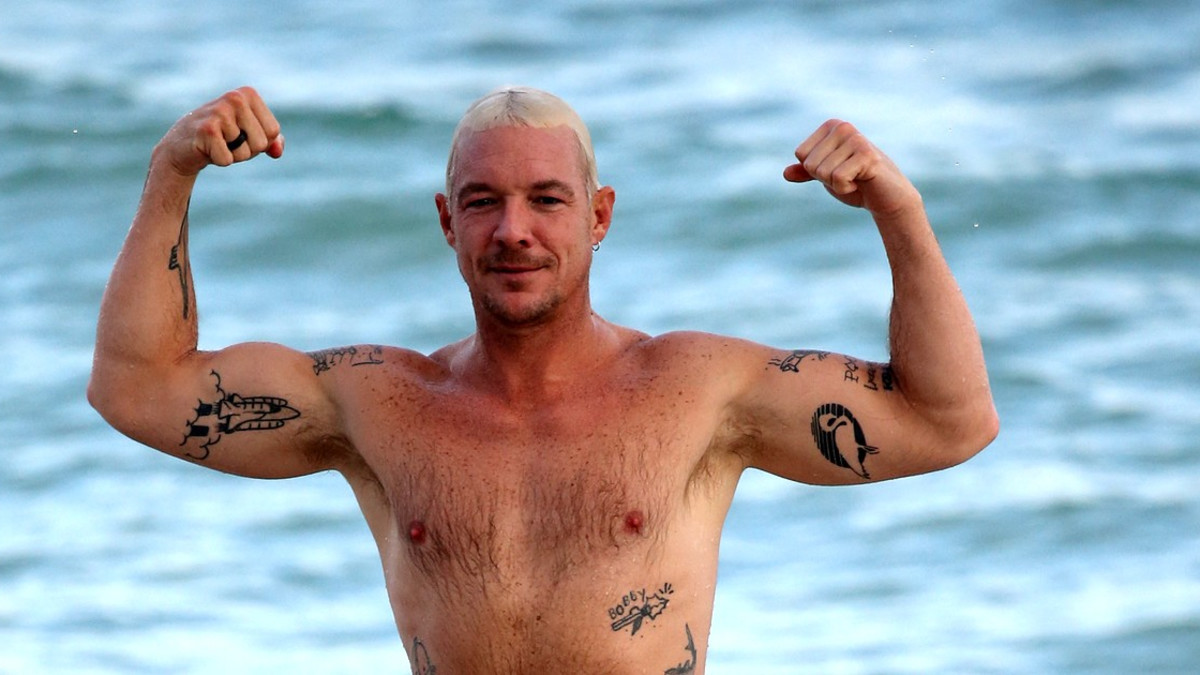 DJ Diplo poseerasi rannalla ilman paitaa