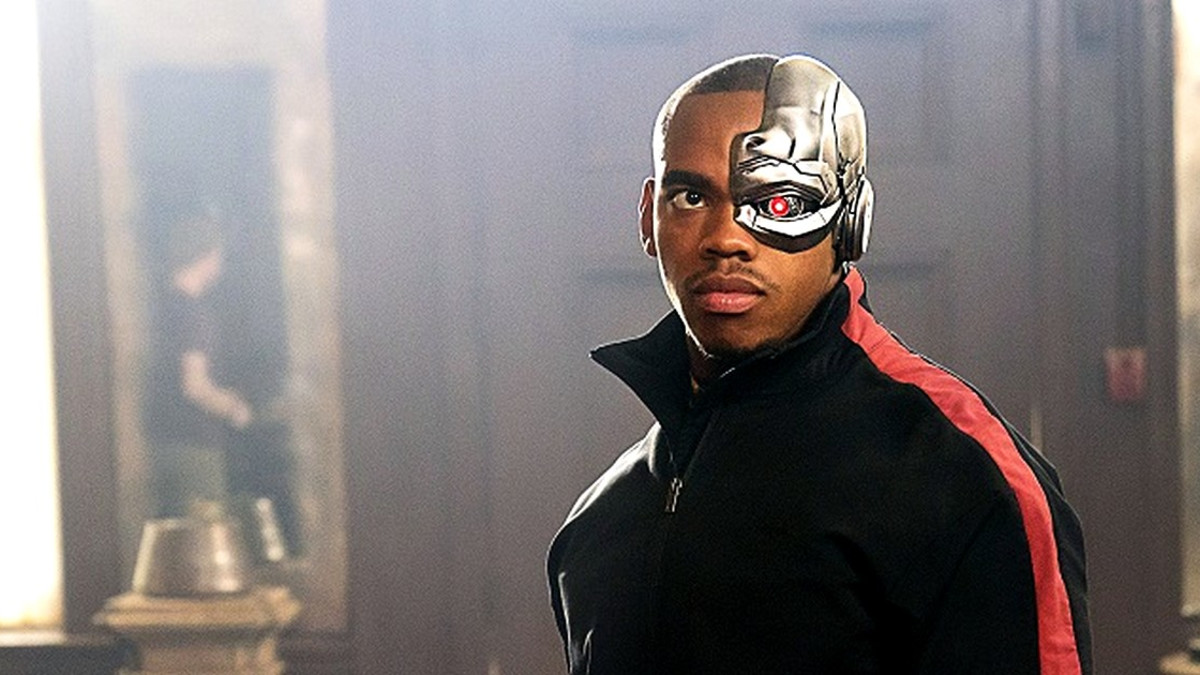 Lihakset kasvussa! Tältä näyttää Doom Patrol -sarjan Kyborgi eli näyttelijä Joivan Wade Instagram-kuvissaan