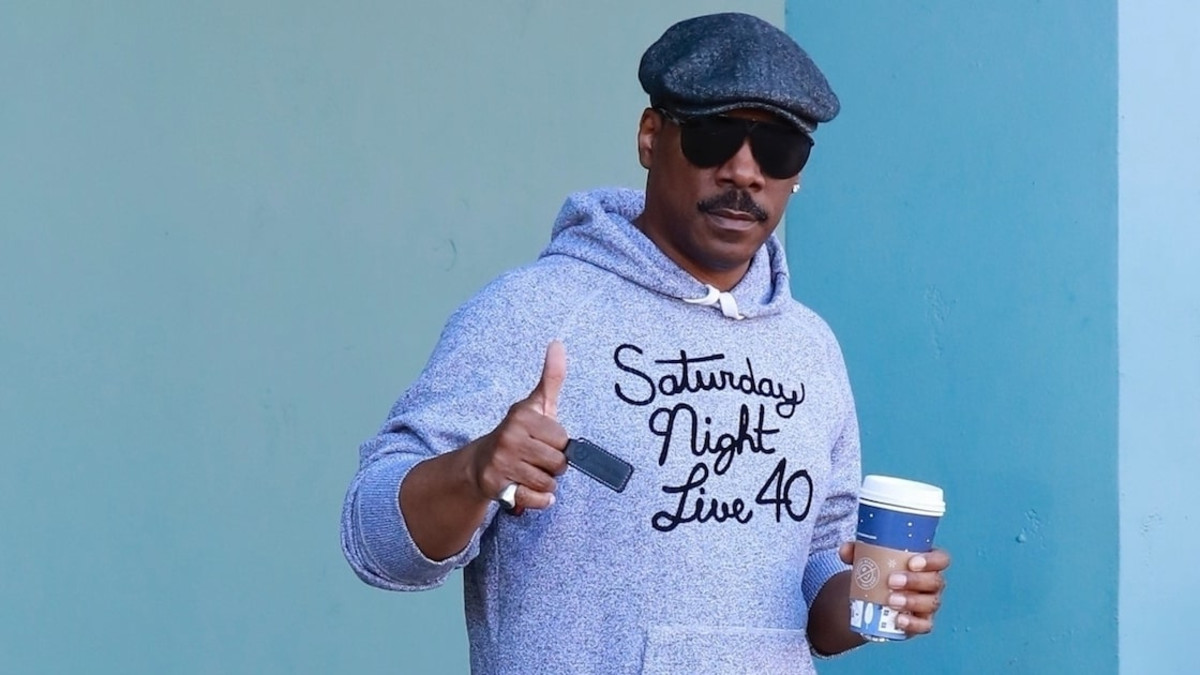 Eddie Murphy julkaisi perhekuvan - kohta loppuu tila portaista