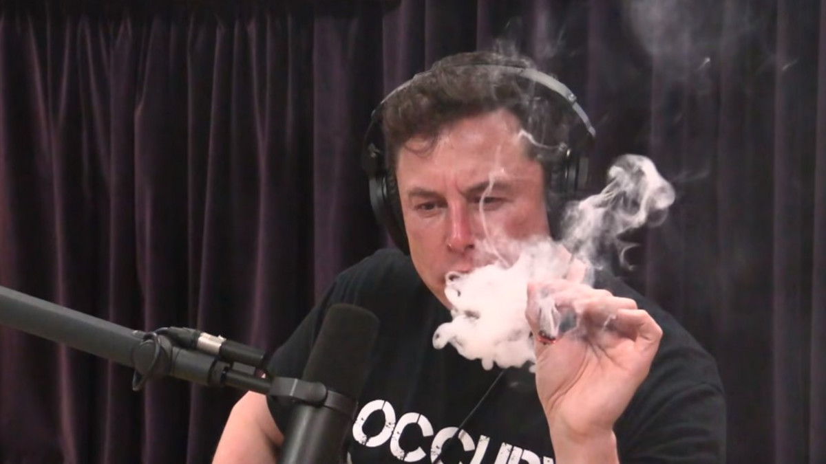 Elon Musk herätti kohua Joe Rogan Experience -haastattelussa - Tesla-osake lähti laskuun