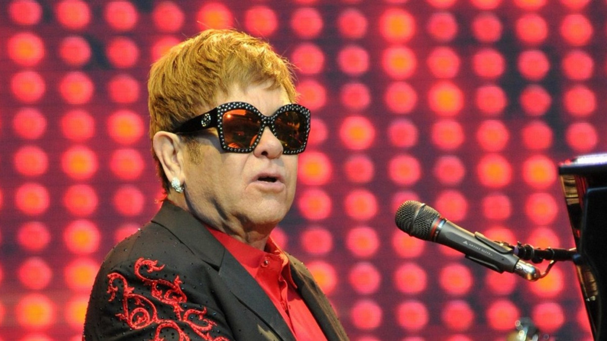 Elton John menetti totaalisesti malttinsa konsertissaan - oli lopettaa keikan vain yhden fanin vuoksi