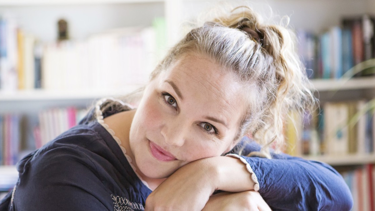 Emmy Abrahamson kirjoitti kirjan rakastumisesta kodittomaan mieheen - Kuinka rakastua mieheen joka tulee puskista