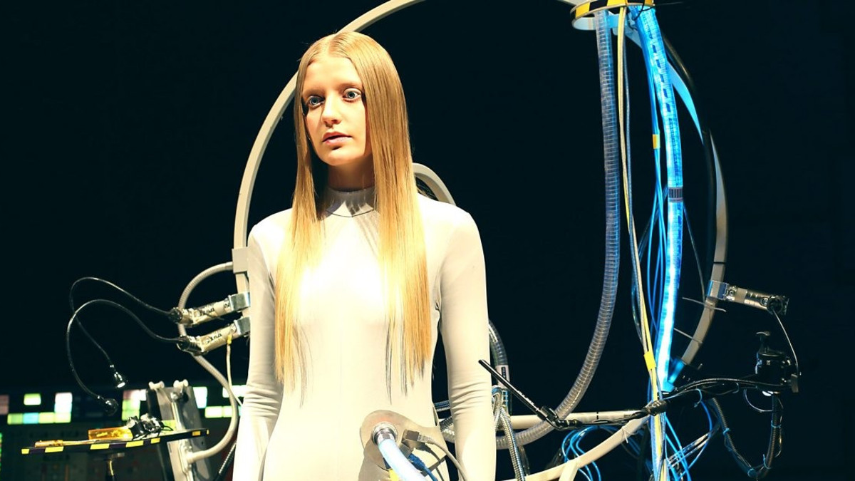 Yle Areena tänään: Poppy Lee Friar tähdittää brittiläistä scifi-sarjaa Eve