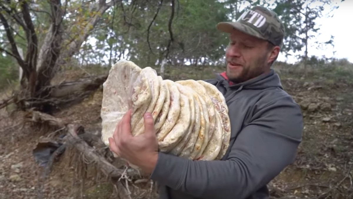 Miehet kokeilivat olisiko pakastepizzoista luotiliiveiksi