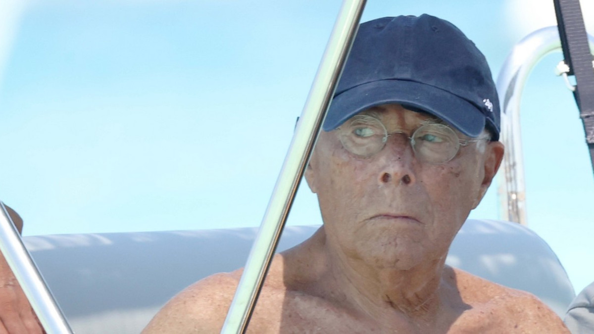 Giorgio Armani, 88, rannalla - Muotiguru esitteli oman rantalookinsa