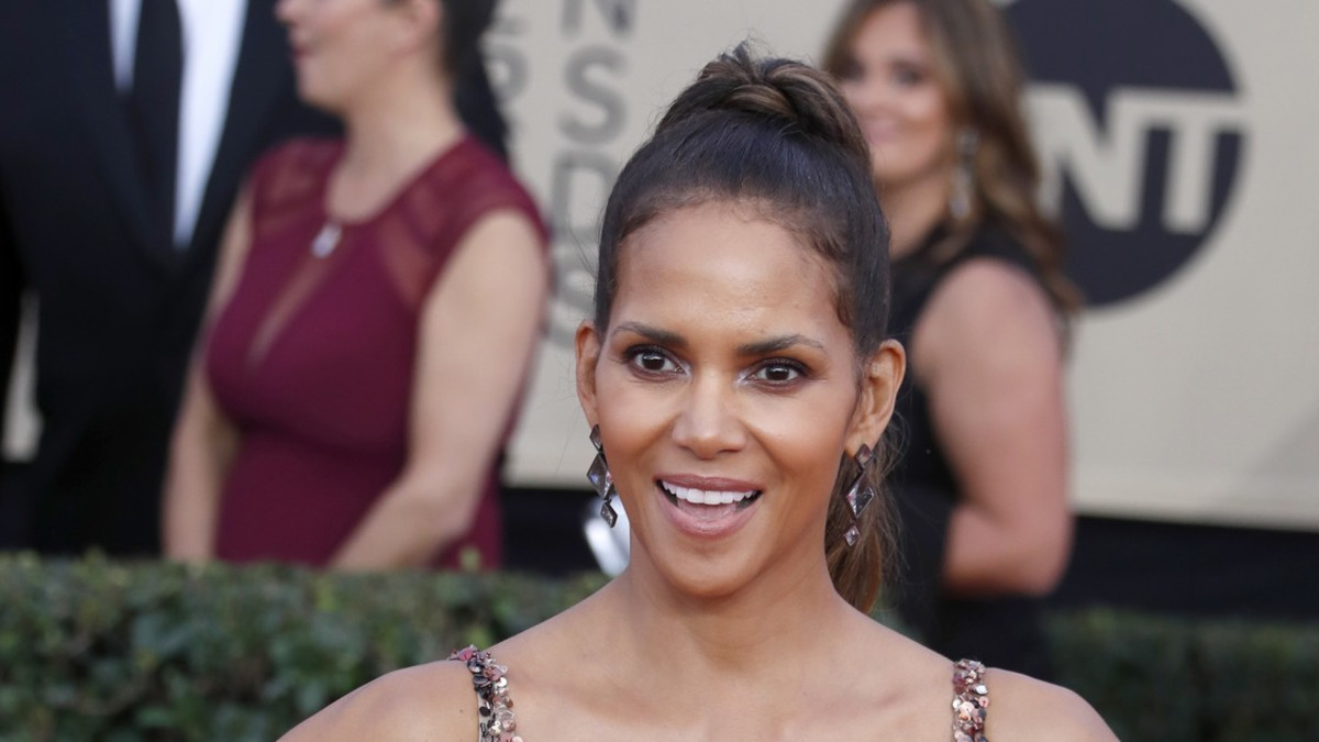 Halle Berry loksautti leuat gaalan asuvalinnallaan