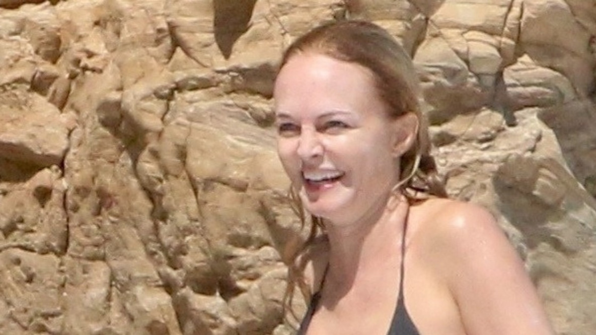Bikiniwow! Tältä Twin Peaks -hottis Heather Graham, 52, näyttää nyt rannalla