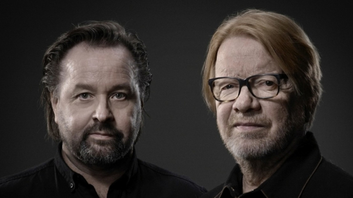 Kummeli-miehet Heikki Hela ja Heikki Silvennoinen julkaisevat yhteissinglen Kanelipuun alla