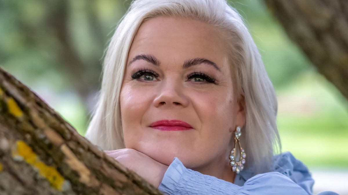 Aurium-yhtyeestä tuttu Helena Lerkkanen julkaisi debyyttisoolonsa Kaksi erilaista